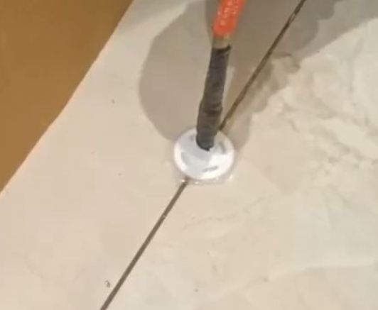 子长瓷砖空鼓维修公司专业解答瓷砖在铺贴过程中，如果没有涂抹均匀到位的粘结材料（如水泥砂浆或瓷砖胶），可能会导致以下问题
